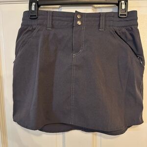 KUHL Skort Skirt w/Shorts STRETCH Knit Waist Sides Dark Gray Pockets Size 2